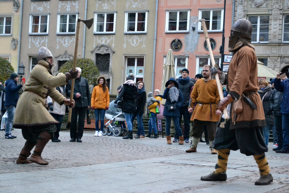 Rekonstruktorzy z pow. kartuskiego i kościerskiego promują nowy sezon serialu Wikingowie
