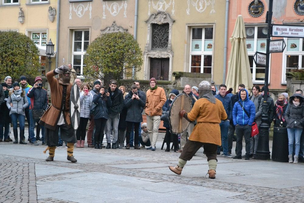 Rekonstruktorzy z pow. kartuskiego i kościerskiego promują nowy sezon serialu Wikingowie