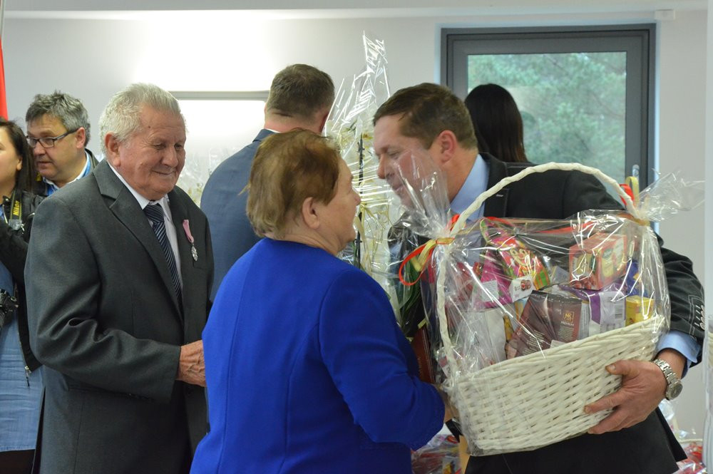 Stężyca. Złote i diamentowe gody świętowało 17 par. Seniorzy odebrali medale i upominki