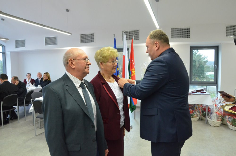 Stężyca. Złote i diamentowe gody świętowało 17 par. Seniorzy odebrali medale i upominki