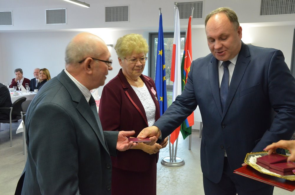Stężyca. Złote i diamentowe gody świętowało 17 par. Seniorzy odebrali medale i upominki