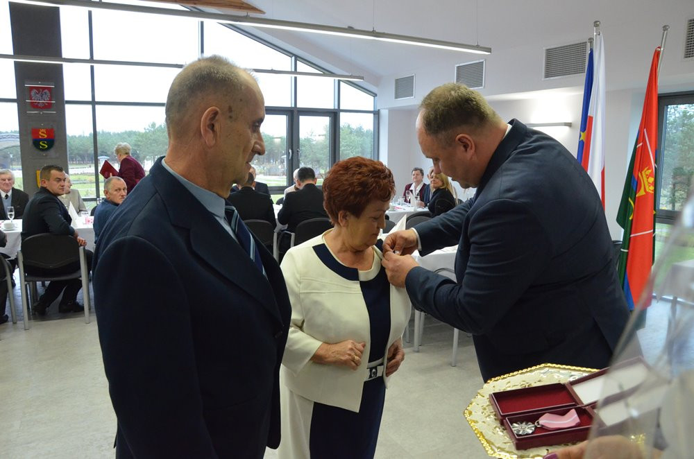 Stężyca. Złote i diamentowe gody świętowało 17 par. Seniorzy odebrali medale i upominki