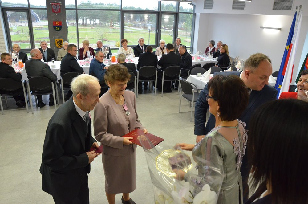 Stężyca. Złote i diamentowe gody świętowało 17 par. Seniorzy odebrali medale i upominki