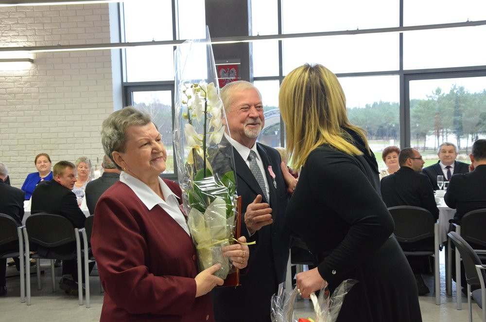 Stężyca. Złote i diamentowe gody świętowało 17 par. Seniorzy odebrali medale i upominki