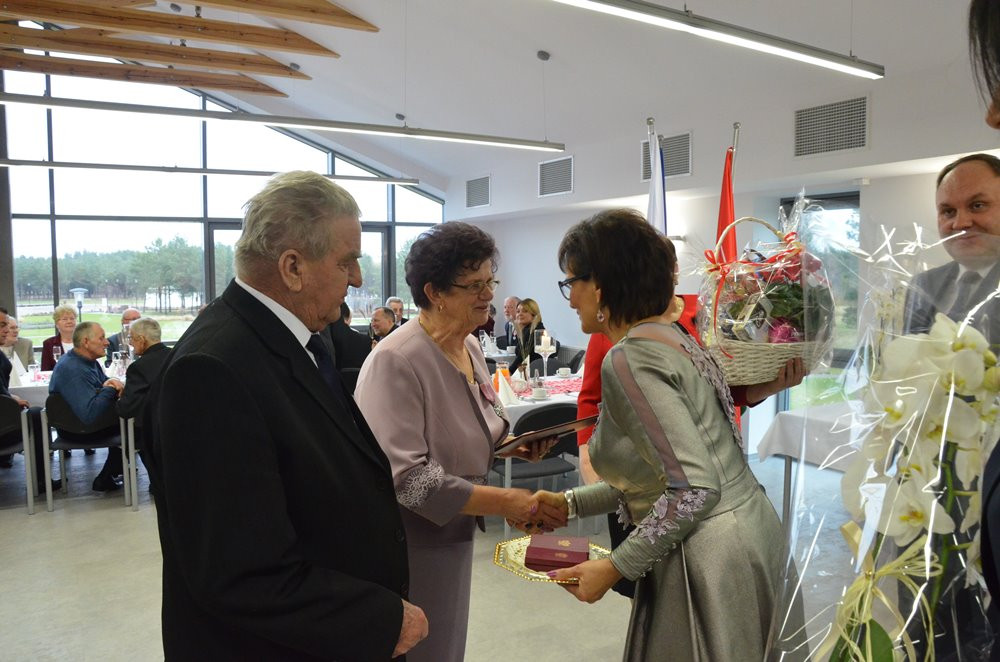 Stężyca. Złote i diamentowe gody świętowało 17 par. Seniorzy odebrali medale i upominki