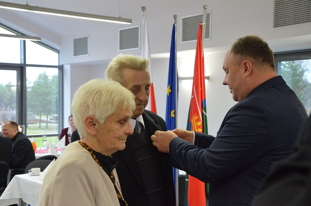 Stężyca. Złote i diamentowe gody świętowało 17 par. Seniorzy odebrali medale i upominki