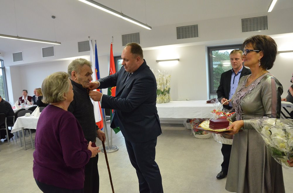 Stężyca. Złote i diamentowe gody świętowało 17 par. Seniorzy odebrali medale i upominki