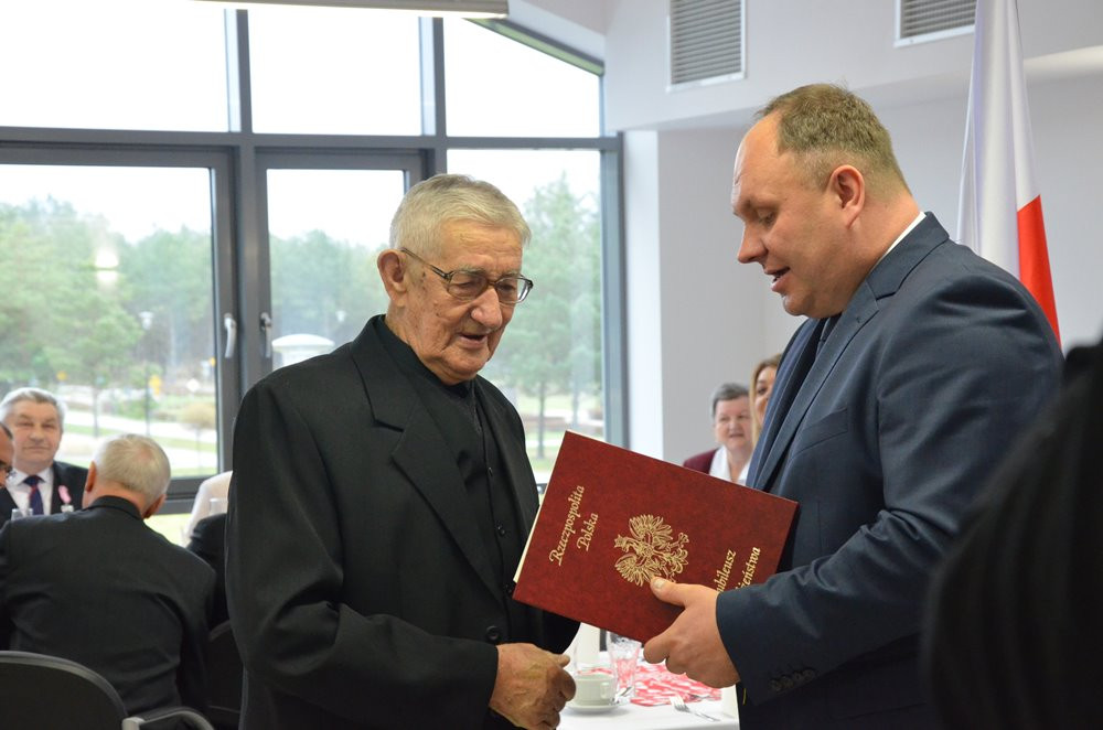 Stężyca. Złote i diamentowe gody świętowało 17 par. Seniorzy odebrali medale i upominki