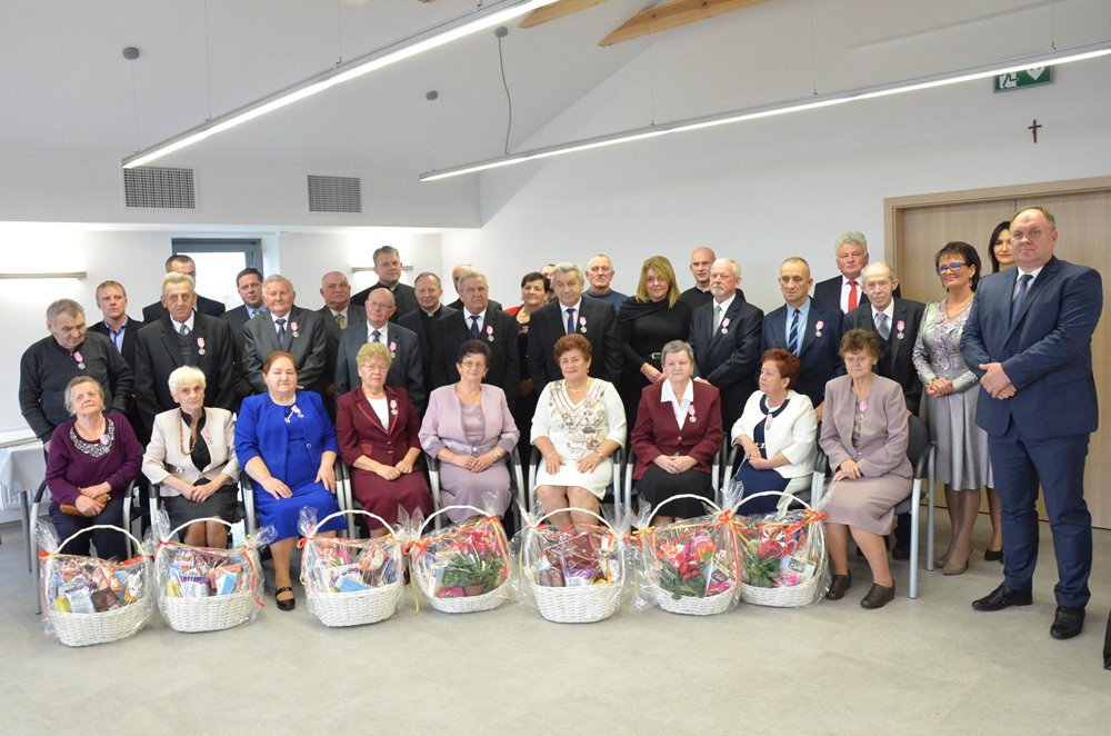 Stężyca. Złote i diamentowe gody świętowało 17 par. Seniorzy odebrali medale i upominki