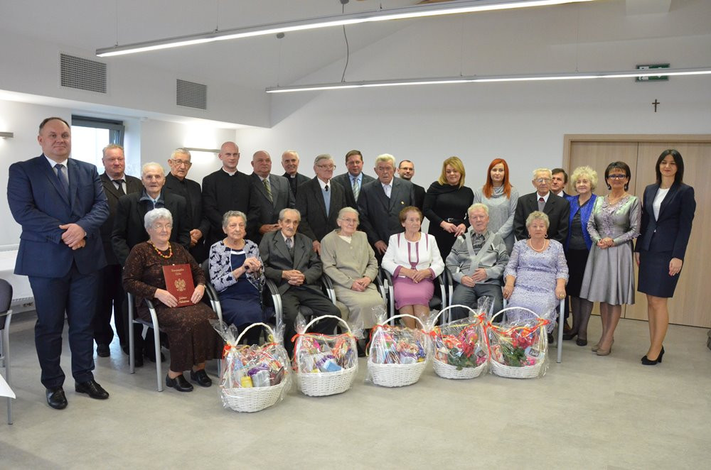 Stężyca. Złote i diamentowe gody świętowało 17 par. Seniorzy odebrali medale i upominki