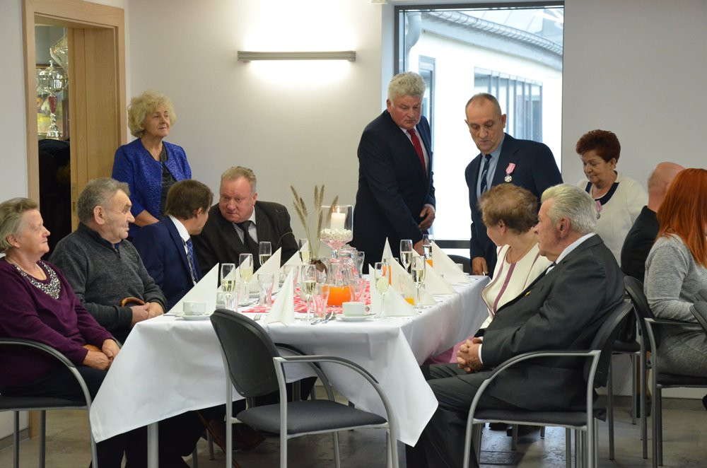 Stężyca. Złote i diamentowe gody świętowało 17 par. Seniorzy odebrali medale i upominki