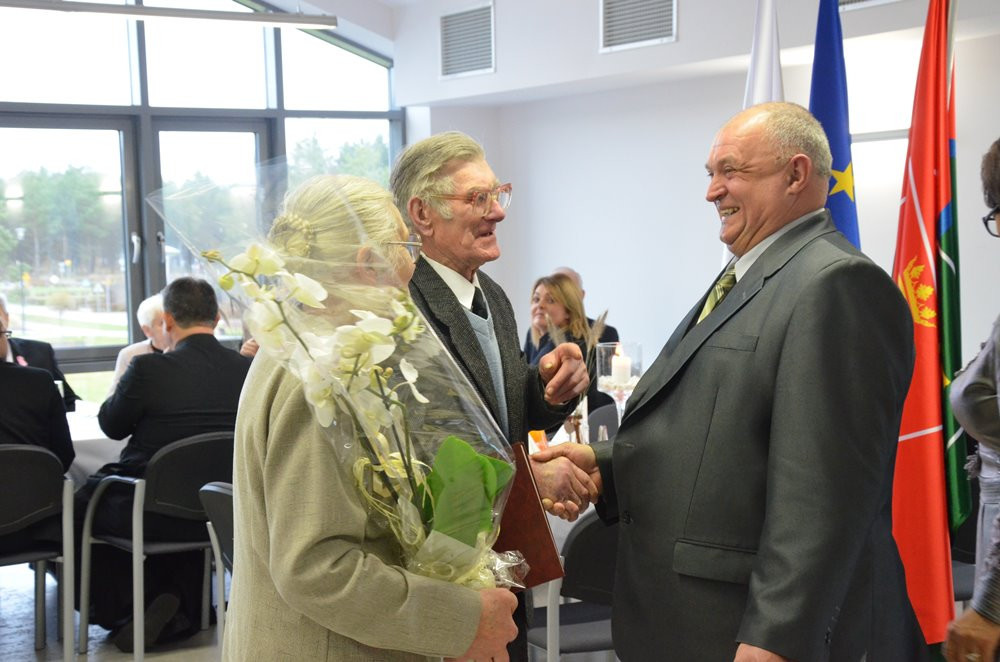 Stężyca. Złote i diamentowe gody świętowało 17 par. Seniorzy odebrali medale i upominki