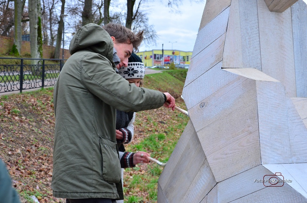 Kartuzy. Mieszkańcy wspólnie pomalowali monument Mnicha Kartuskiego