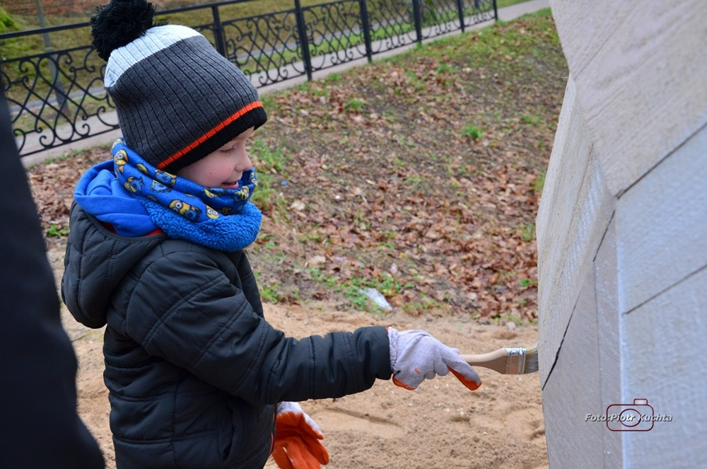 Kartuzy. Mieszkańcy wspólnie pomalowali monument Mnicha Kartuskiego