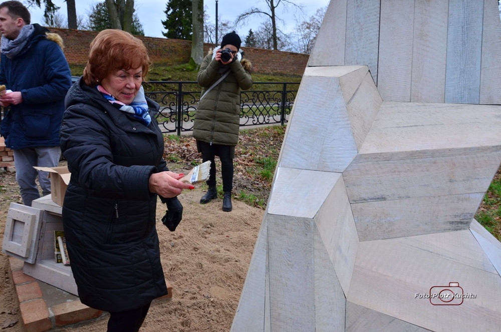 Kartuzy. Mieszkańcy wspólnie pomalowali monument Mnicha Kartuskiego