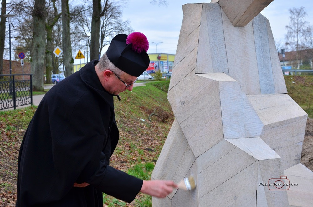 Kartuzy. Mieszkańcy wspólnie pomalowali monument Mnicha Kartuskiego