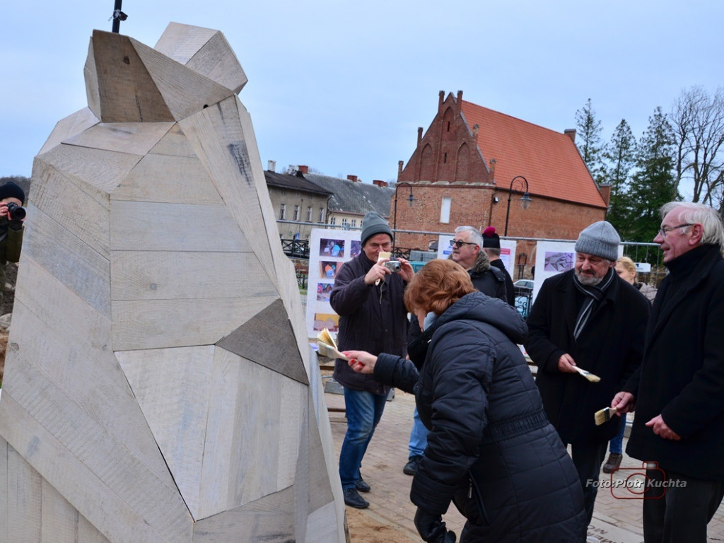 Kartuzy. Mieszkańcy wspólnie pomalowali monument Mnicha Kartuskiego