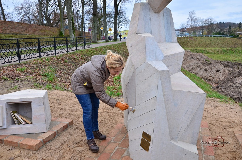 Kartuzy. Mieszkańcy wspólnie pomalowali monument Mnicha Kartuskiego