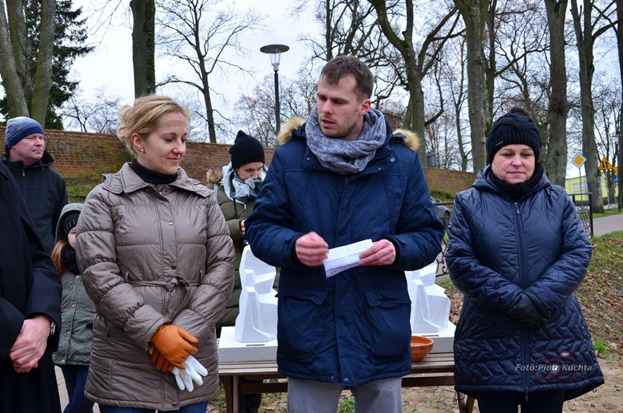 Kartuzy. Mieszkańcy wspólnie pomalowali monument Mnicha Kartuskiego
