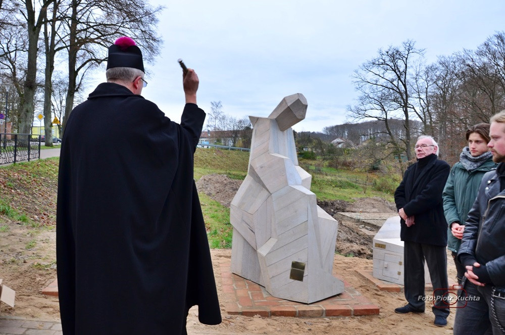 Kartuzy. Mieszkańcy wspólnie pomalowali monument Mnicha Kartuskiego