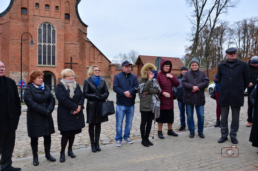 Kartuzy. Mieszkańcy wspólnie pomalowali monument Mnicha Kartuskiego