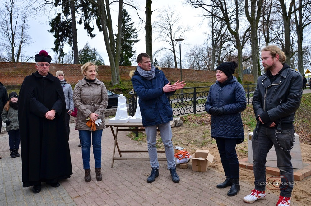 Kartuzy. Mieszkańcy wspólnie pomalowali monument Mnicha Kartuskiego