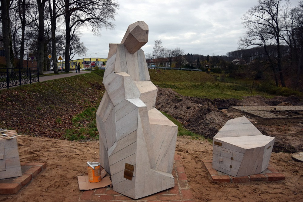 Kartuzy. Mieszkańcy wspólnie pomalowali monument Mnicha Kartuskiego