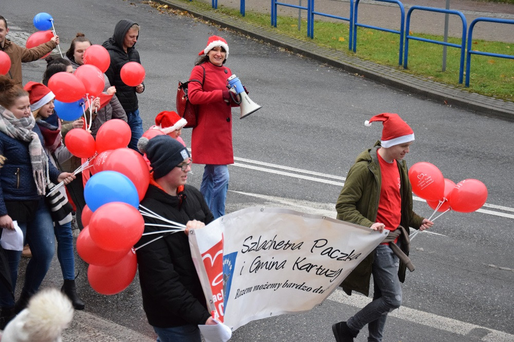 Marsz Szlachetnej Paczki w Kartuzach. Zachęcali do włączenia się w akcję