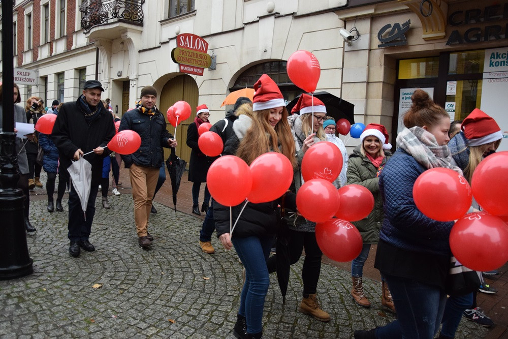 Marsz Szlachetnej Paczki w Kartuzach. Zachęcali do włączenia się w akcję