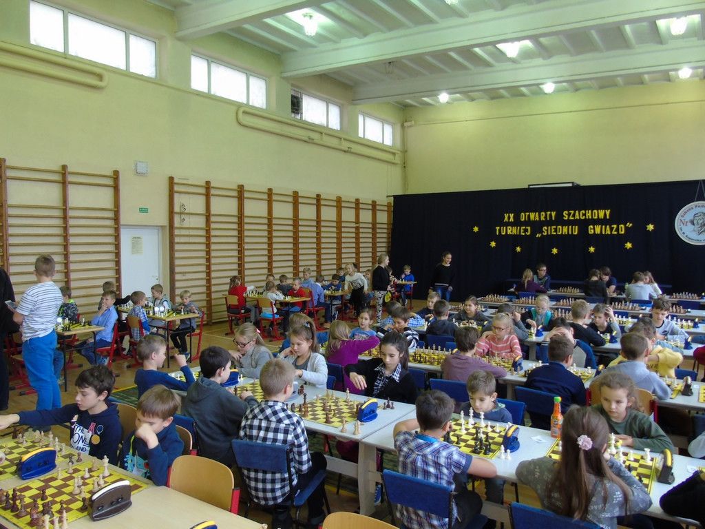 Szachy. Prawie stu młodych uczestników Turnieju Siedmiu Gwiazd w Kartuzach