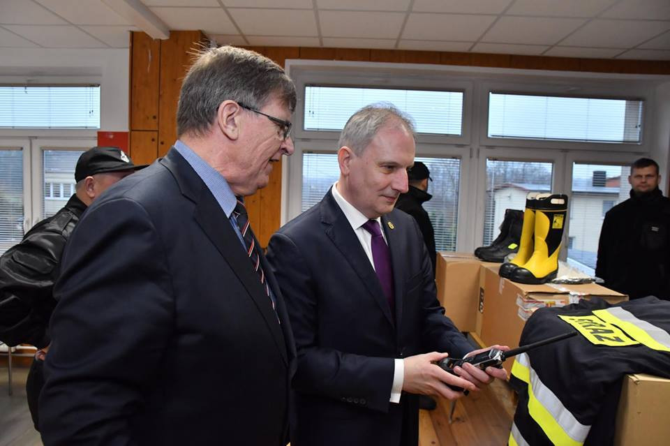 Sulęczyno. Wojewoda Dariusz Drelich przekazał sprzęt strażakom OSP