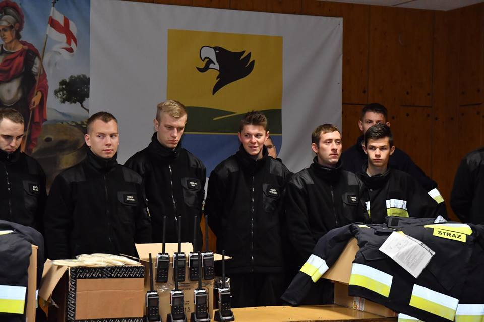Sulęczyno. Wojewoda Dariusz Drelich przekazał sprzęt strażakom OSP