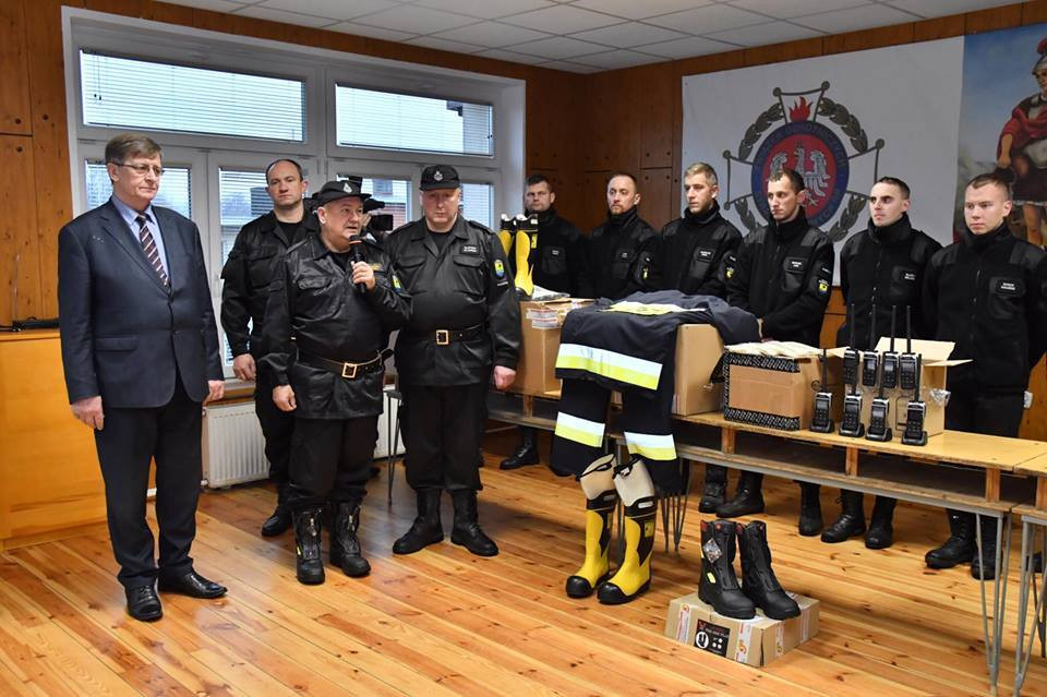 Sulęczyno. Wojewoda Dariusz Drelich przekazał sprzęt strażakom OSP