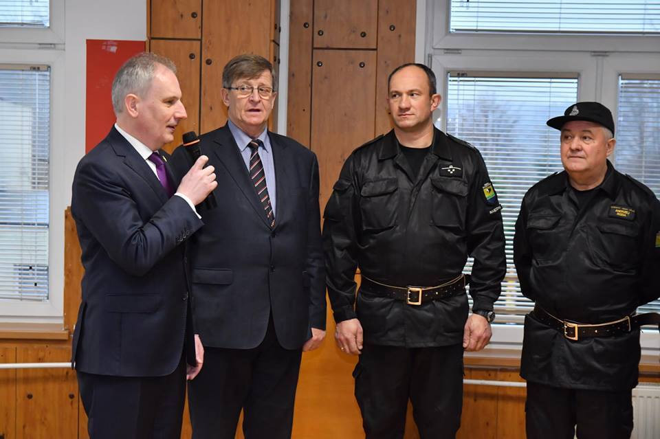 Sulęczyno. Wojewoda Dariusz Drelich przekazał sprzęt strażakom OSP