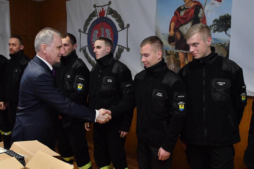Sulęczyno. Wojewoda Dariusz Drelich przekazał sprzęt strażakom OSP