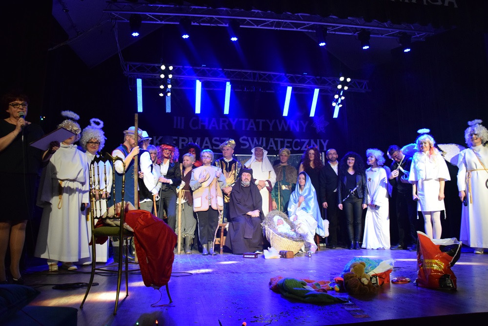 Nauczyciele Klasztornej kolejny raz dali popis gry aktorskiej w charytatywnych jasełkach