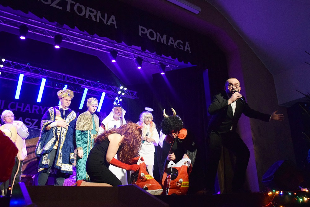 Nauczyciele Klasztornej kolejny raz dali popis gry aktorskiej w charytatywnych jasełkach