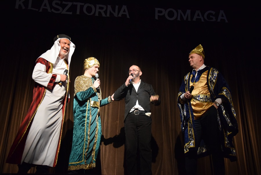 Nauczyciele Klasztornej kolejny raz dali popis gry aktorskiej w charytatywnych jasełkach