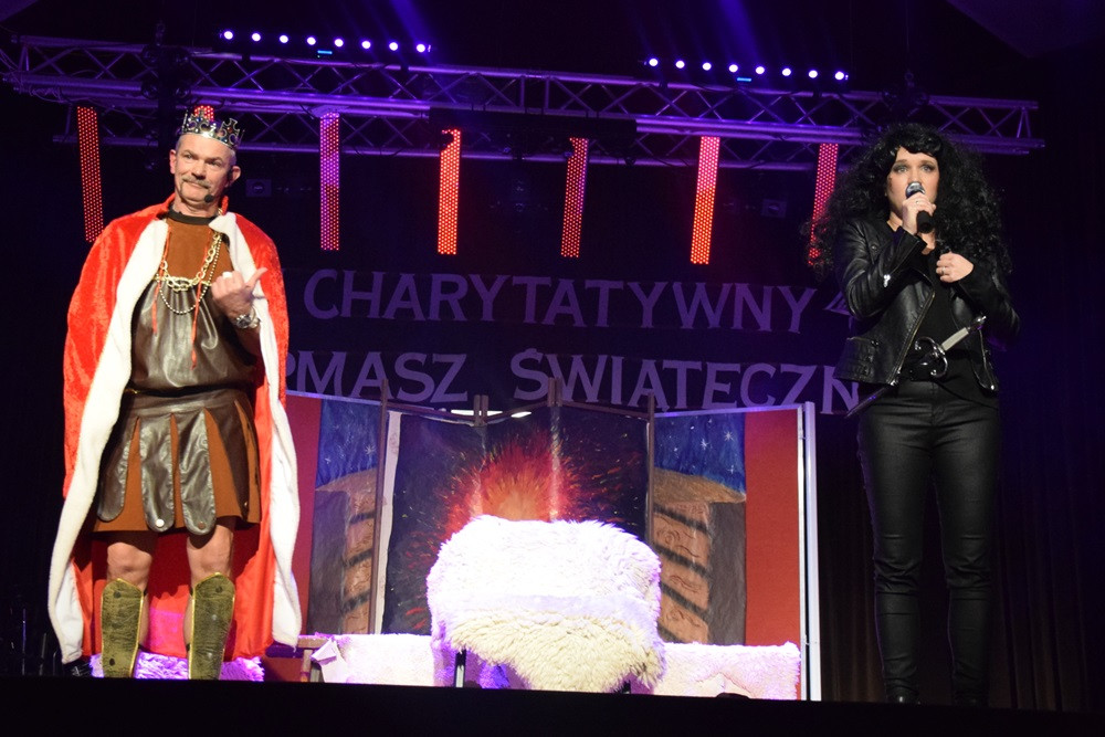 Nauczyciele Klasztornej kolejny raz dali popis gry aktorskiej w charytatywnych jasełkach