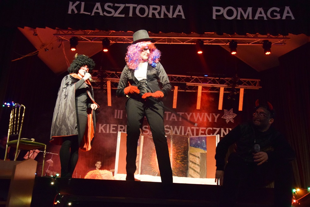 Nauczyciele Klasztornej kolejny raz dali popis gry aktorskiej w charytatywnych jasełkach