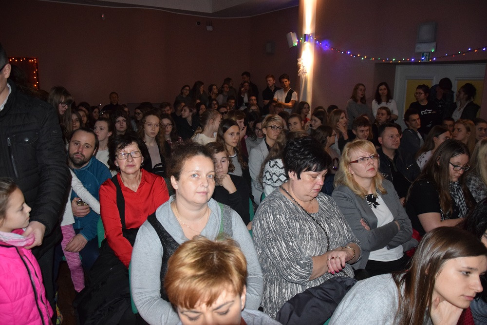 Nauczyciele Klasztornej kolejny raz dali popis gry aktorskiej w charytatywnych jasełkach