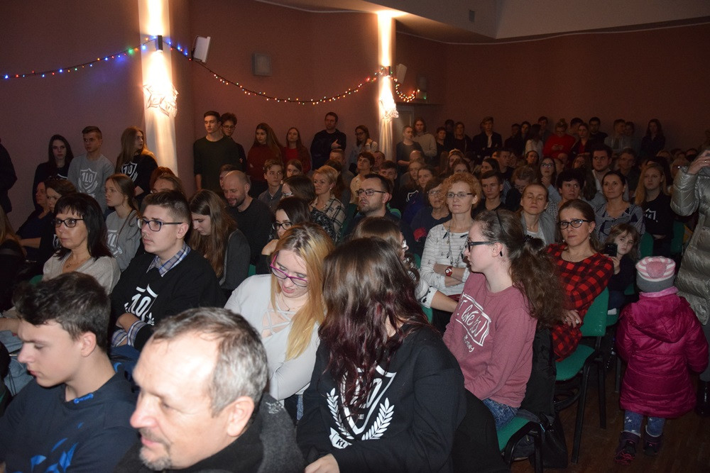 Nauczyciele Klasztornej kolejny raz dali popis gry aktorskiej w charytatywnych jasełkach