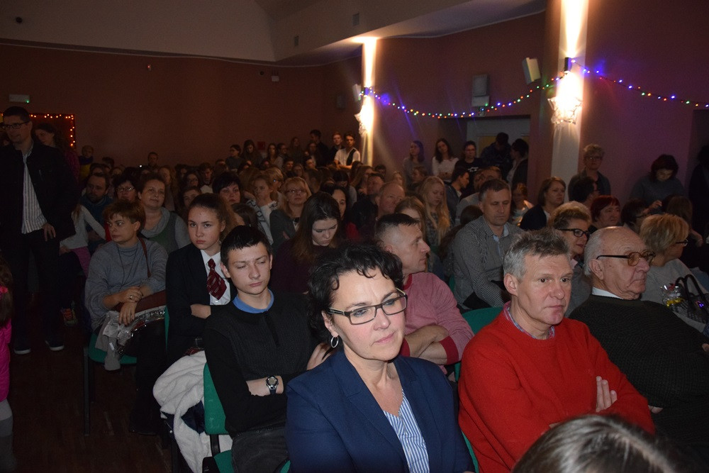 Nauczyciele Klasztornej kolejny raz dali popis gry aktorskiej w charytatywnych jasełkach
