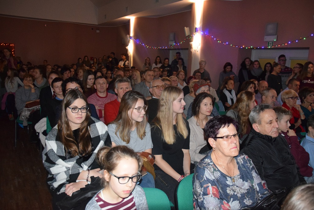 Nauczyciele Klasztornej kolejny raz dali popis gry aktorskiej w charytatywnych jasełkach
