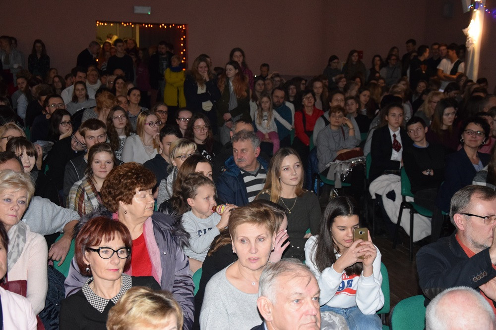 Nauczyciele Klasztornej kolejny raz dali popis gry aktorskiej w charytatywnych jasełkach