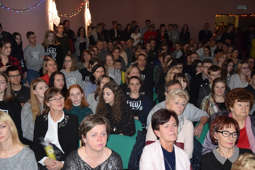 Nauczyciele Klasztornej kolejny raz dali popis gry aktorskiej w charytatywnych jasełkach