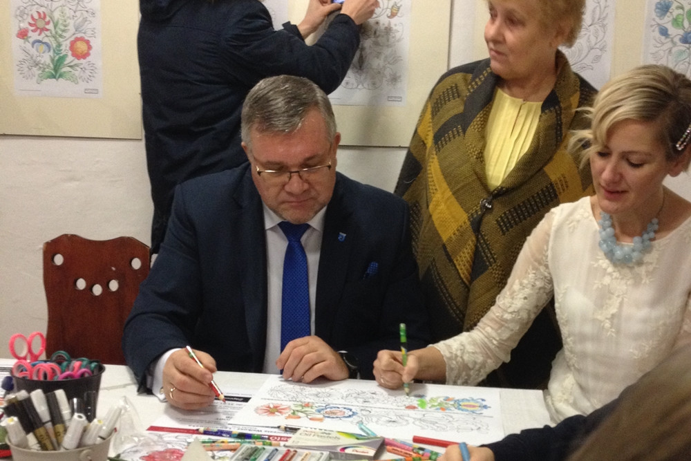 Kartuzy. Stworzyli wielką kolorowankę z kaszubskimi wzorami