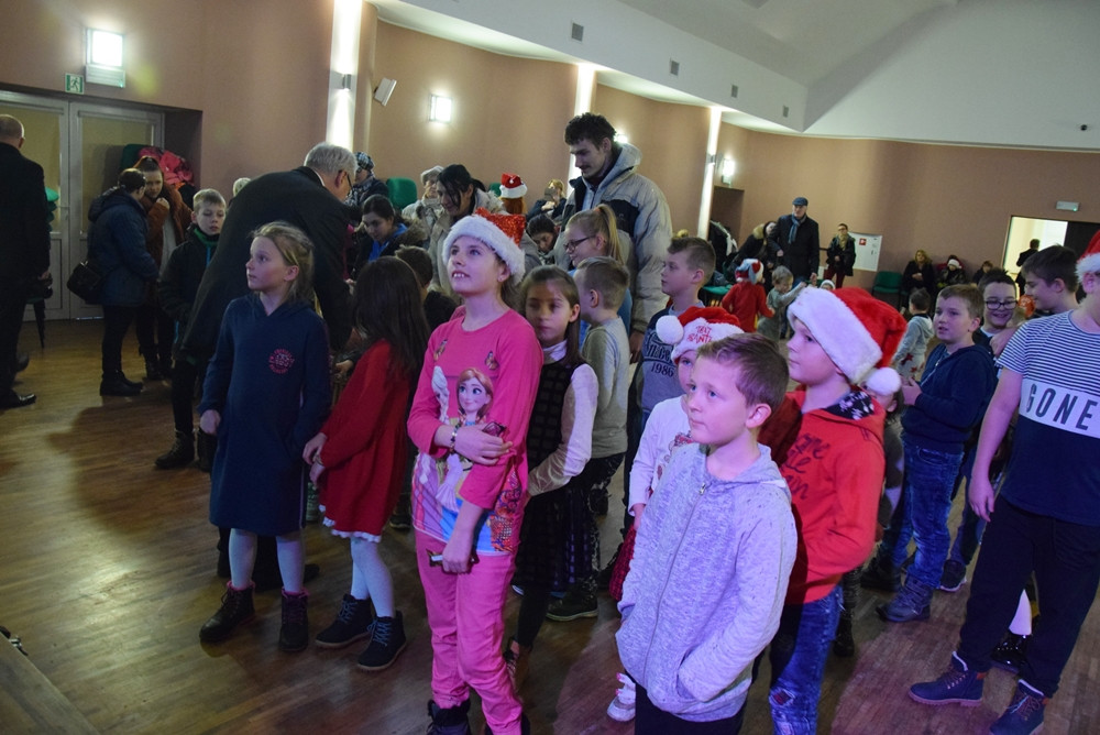 Mikołaj w Kartuskim Centrum Kultury rozdawał prezenty i zachęcał do zabawy