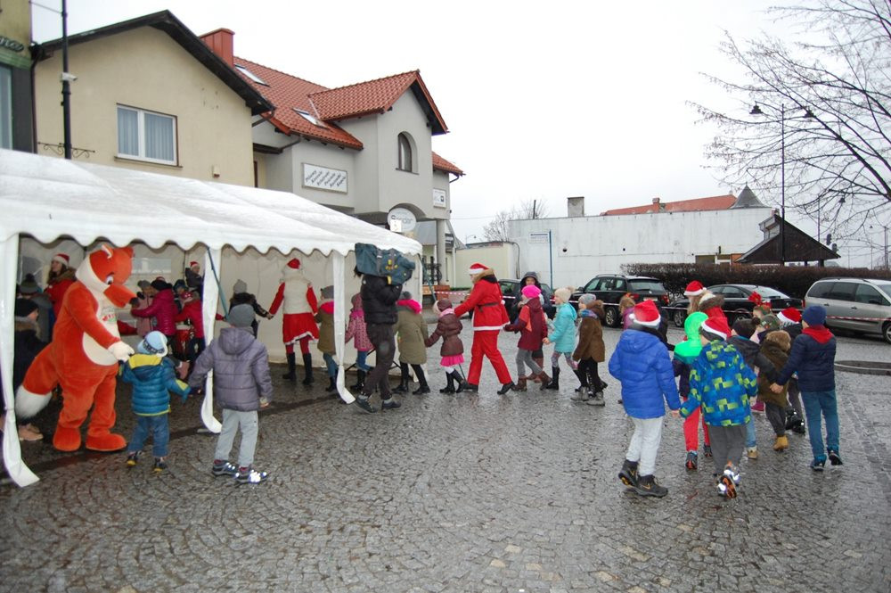 Sierakowice. Zabawa przy choince i mikołajkowe atrakcje dla najmłodszych