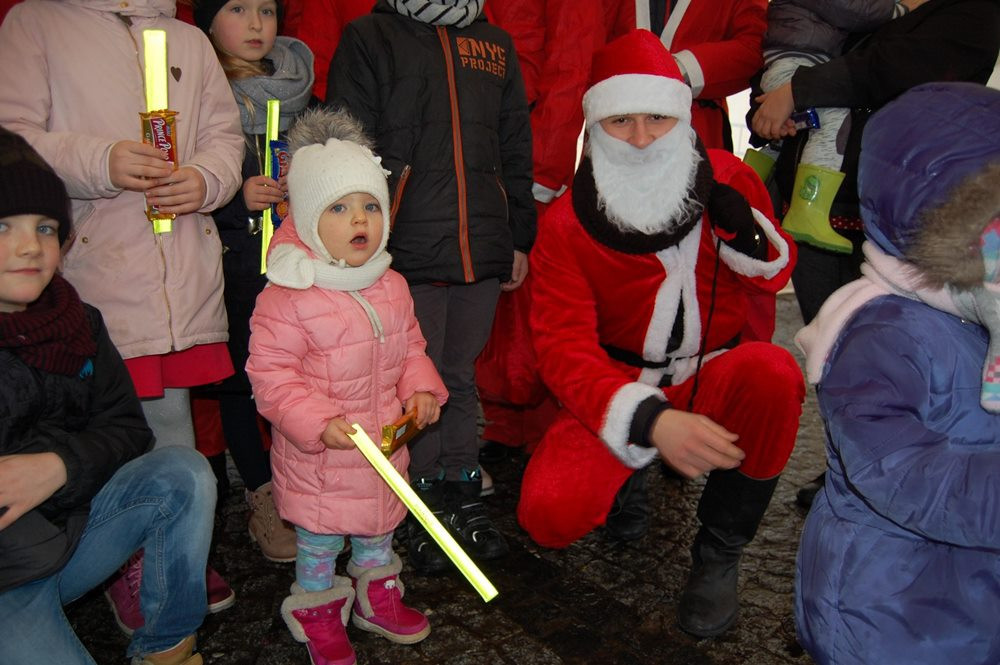 Sierakowice. Zabawa przy choince i mikołajkowe atrakcje dla najmłodszych